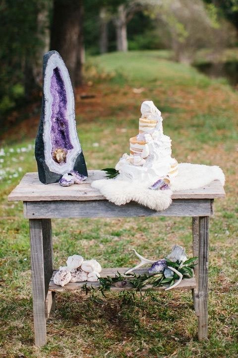 gateau de mariage original artistique avec pierre précieuse géode, decor mariage theme mineral, decor gateau wedding cake avec geode
